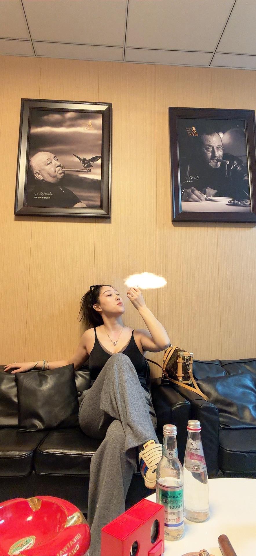 有些人他们并不爱你，只是不想失去你，他们想让你围着他们转，却不想围着你转，因为你