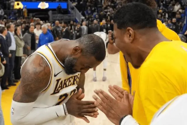 湖人自媒体Lakers Daily发推表示：“为了团队的利益而做出个人牺牲。这正