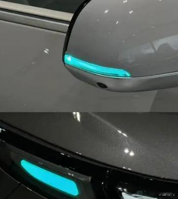 其实智驾小蓝灯本意上是为了给路面上其他车提示的，结果现在有点演变成了“小蓝灯”=