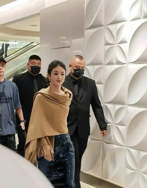 赵丽颖这气场绝了，自信强大自带锋芒，妥妥的一线明星气派，范儿超足！ 