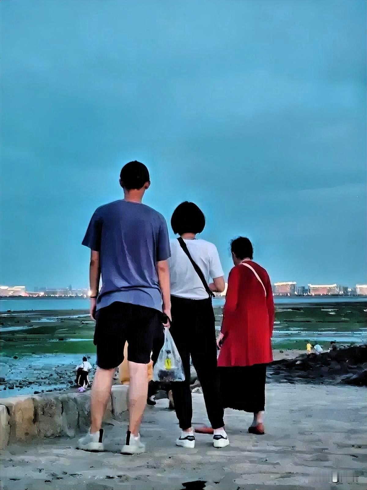 人这一辈子，不管你挣多少钱，有三件事必须做好：
一是照顾好生你养你的爹和娘，别等