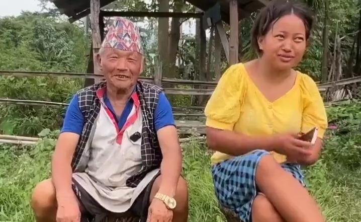 尼泊尔72岁大爷娶了27岁黄花大闺女，天天搂着媳妇合不拢嘴！

在尼泊尔乡下一处