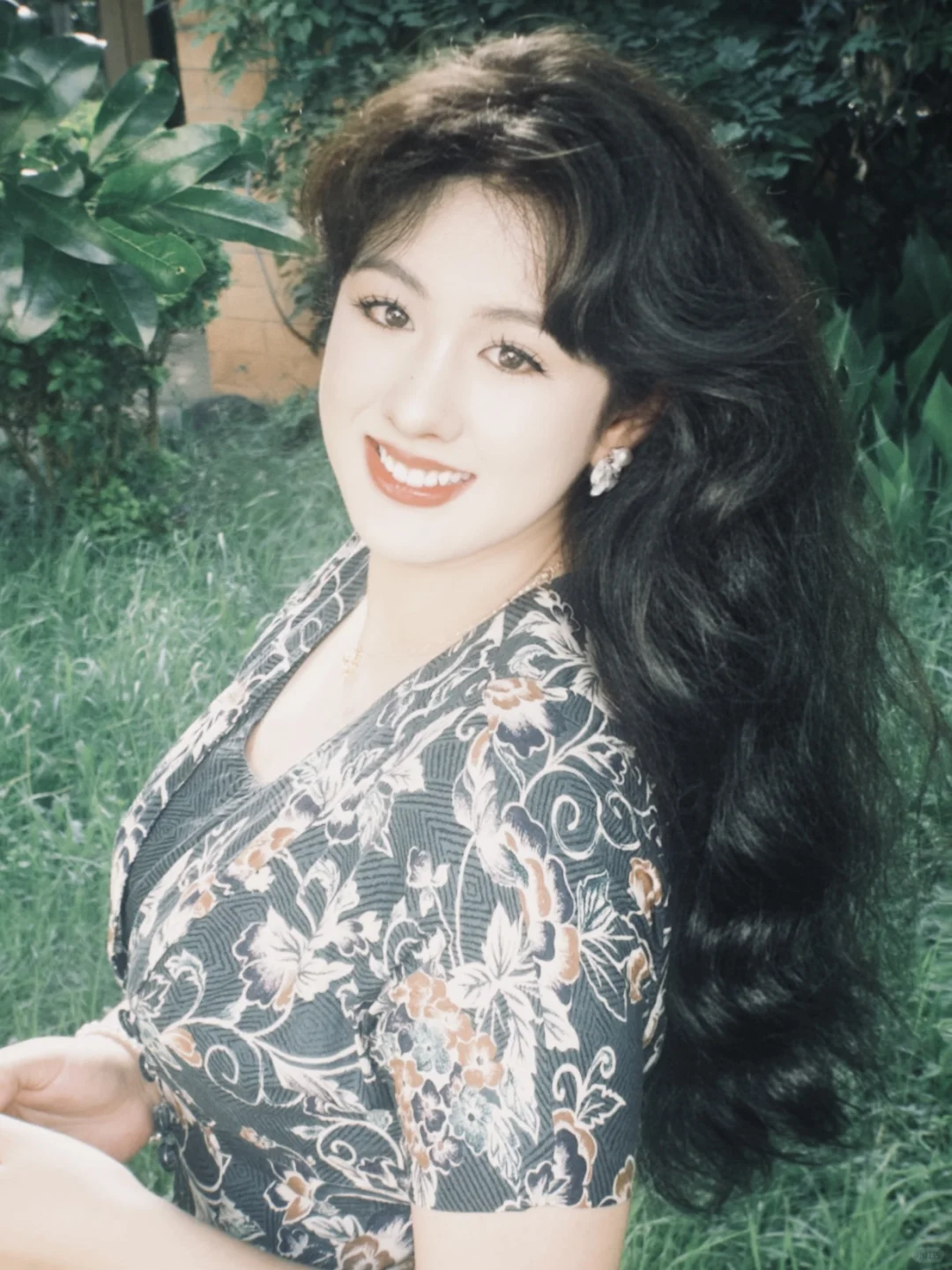 她的睫毛 弯的嘴角 无预警的对我笑