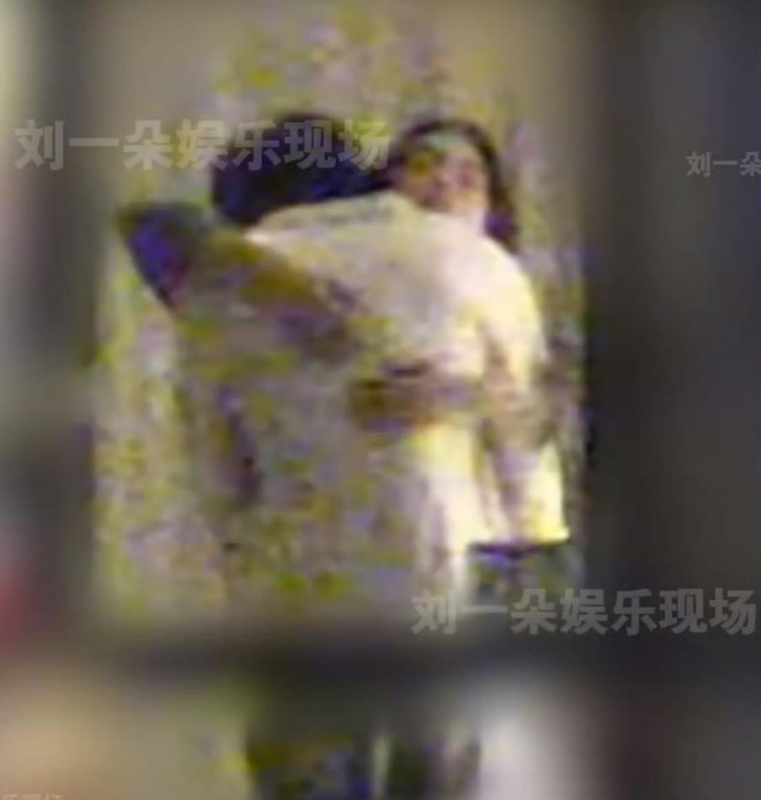 女演员周也恋情曝光，有娱媒拍到了4月中旬周也与一男子见面，两人亲热的抱在一起，在