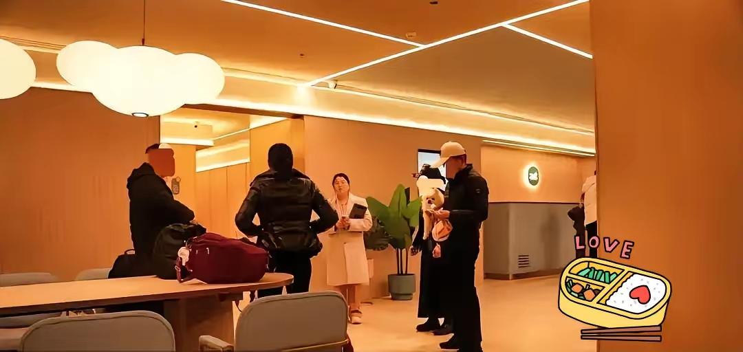 郑州一家汉庭酒店拒绝接待携带宠物狗的客人，硬是把四间已订好的房间退了。
客人携带