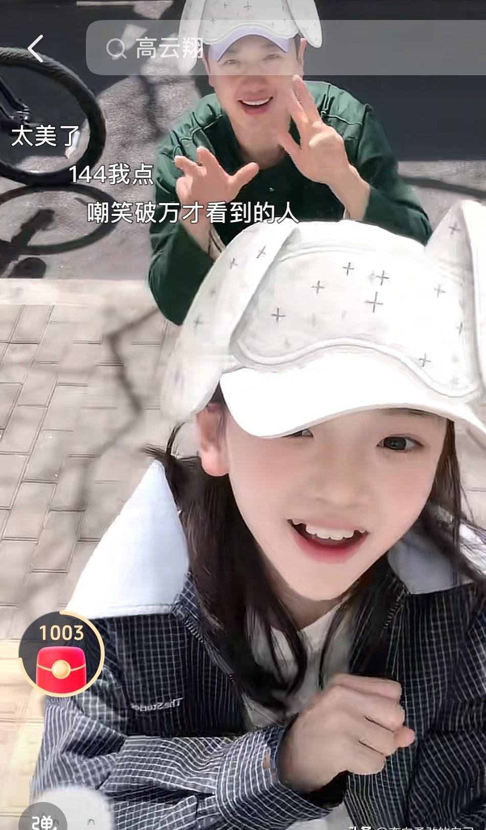 高云翔去舞蹈教室看女儿，小酒窝先问助理：“叔叔今天带手机了吗？
”
助理说没