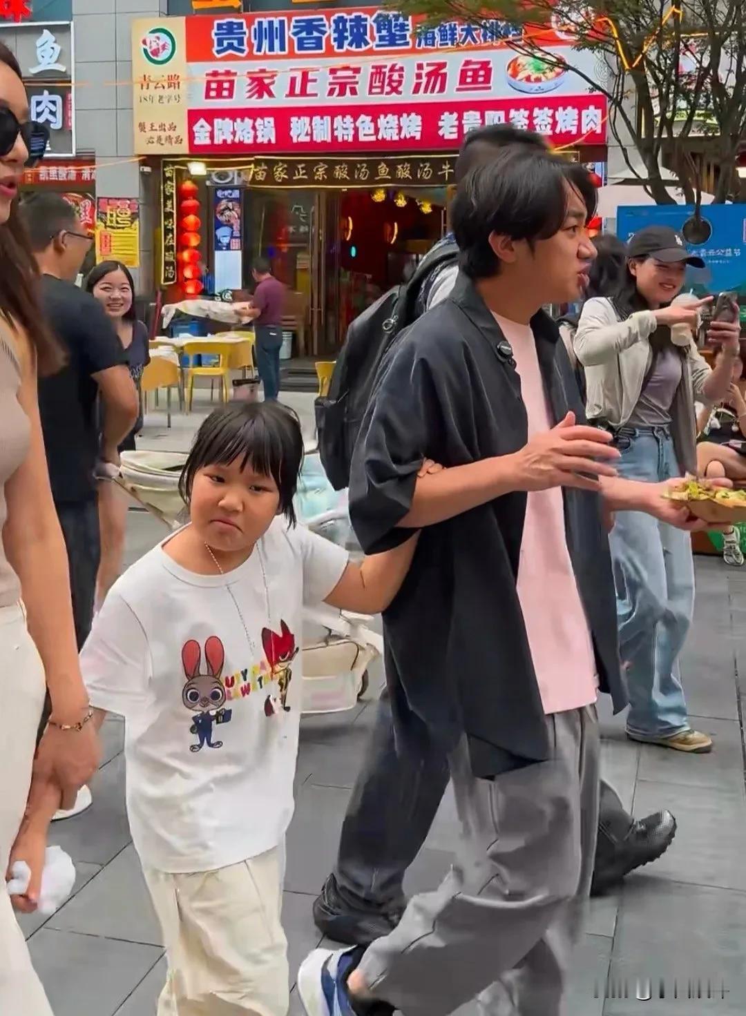 王祖蓝的基因太强大了吧！女儿和他长得好像！而且表情搞怪，颇有王祖蓝的感觉。看到他