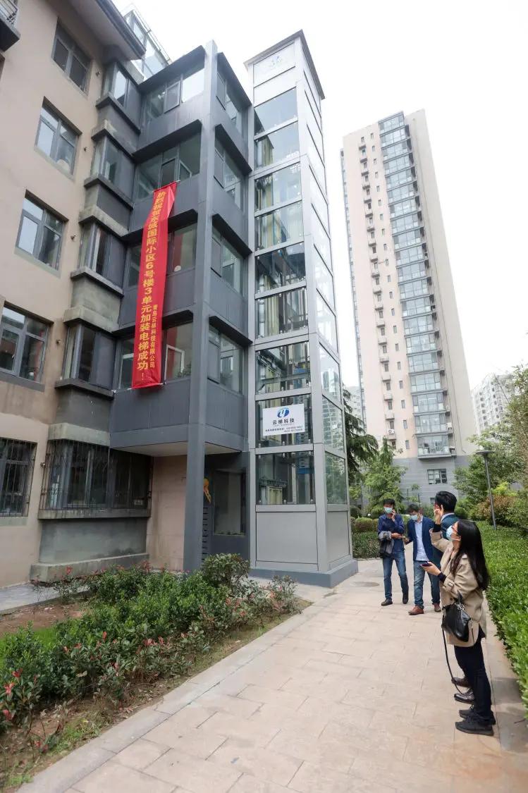 加装电梯遭遇硬骨头，“半层入户”让多半人打了退堂鼓。目前不少老旧小区单元房无法实