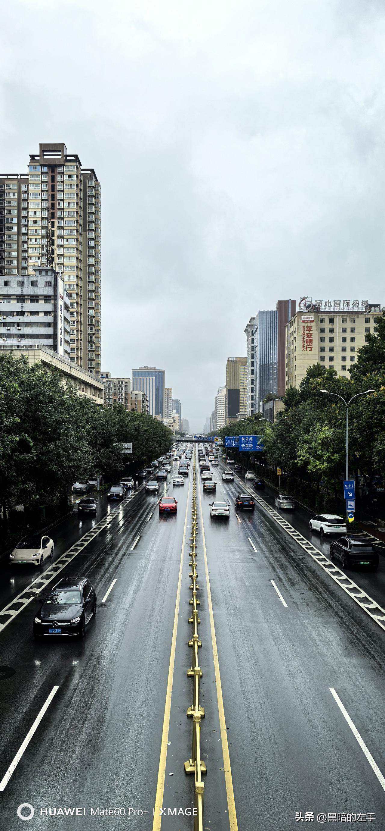 阴雨天的西二环互助路立交，永远是满满当当的，特别是早8点，逢雨必堵。