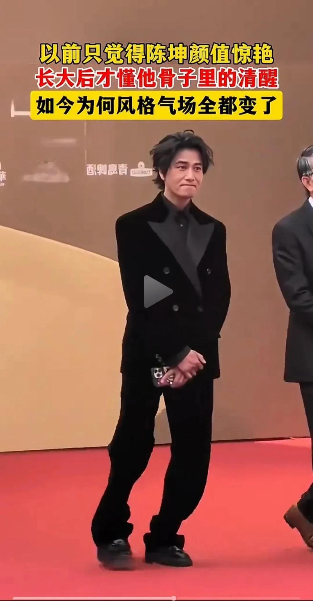 他怎么还变成了罗圈腿，表情四肢都不自然，走路都不稳的感觉。