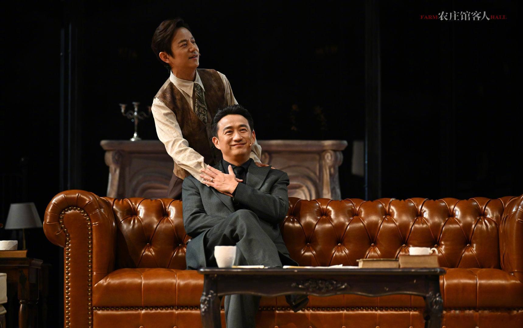 何炅黄磊话剧合照何炅晒与黄磊话剧合照何炅黄磊话剧合照，一个帅得精致，一个稳得松弛