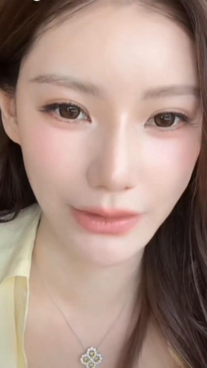 知名青年娱晓张。
我现在戴的美瞳，几乎都戴的美瞳，你知道为什么？因为我是一个不爱