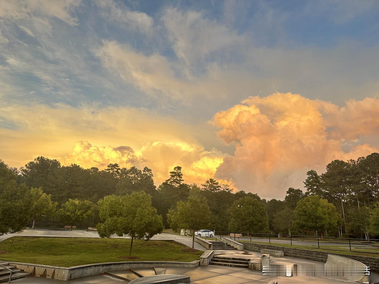 雨停得正好，傍晚的空气像被过滤过，带着青草和湿泥土的香。我和老伴照旧沿着小公园的