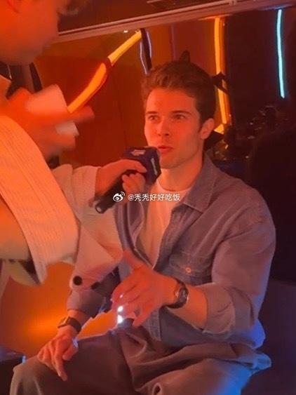 老外开口惊艳凌晨2点魔都谁懂凌晨魔都的浪漫，繁华都市归于安静，街头偶遇外国友人随