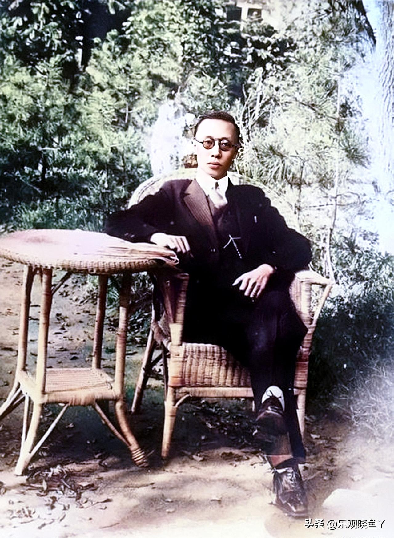 一九二九年，在天津静园的溥仪。这并非演戏，也并非演员饰演，确是货真价实的本人。当