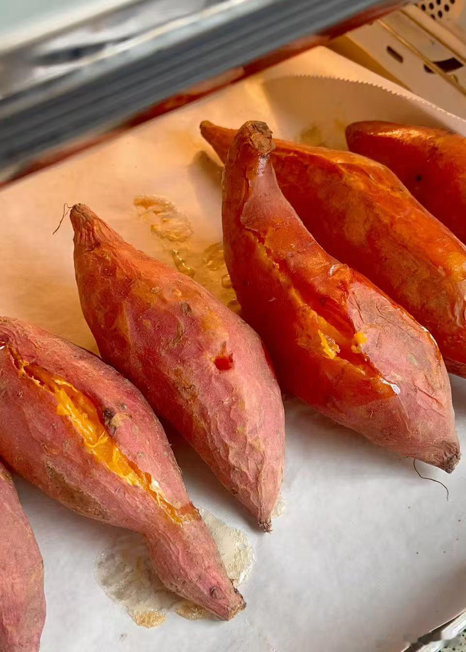 热饭才是冬天的顶流 冬天的幸福真的很简单，不用山珍海味，只要有一碗热饭，就能把空