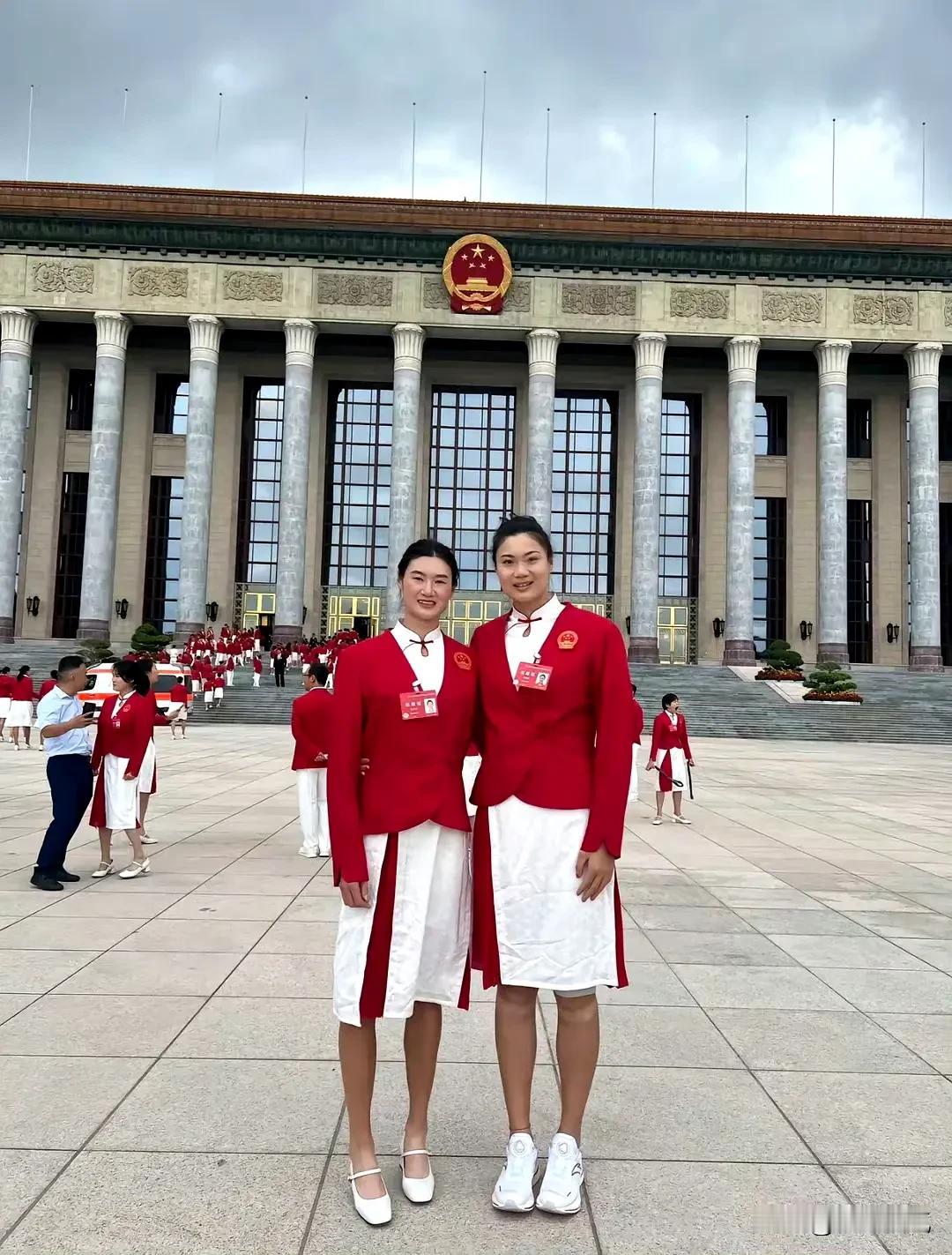 感觉全红婵勿入了巨人国，像个小手办，太可爱了吧！