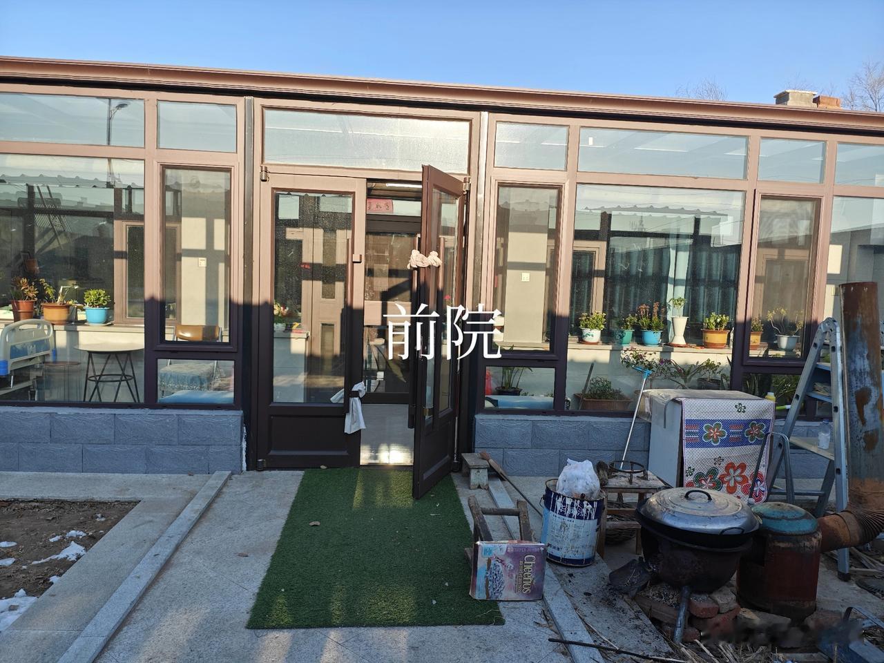 我买了个平房，买时花了十三万，装修花了十七万，我觉得很美。
夏天，兴冲冲的把两个