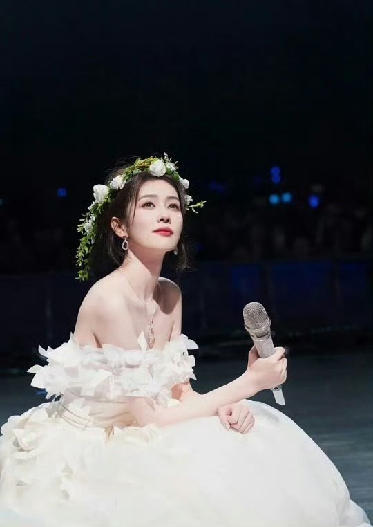 白鹿演唱会妆造很好看期待舞台白鹿