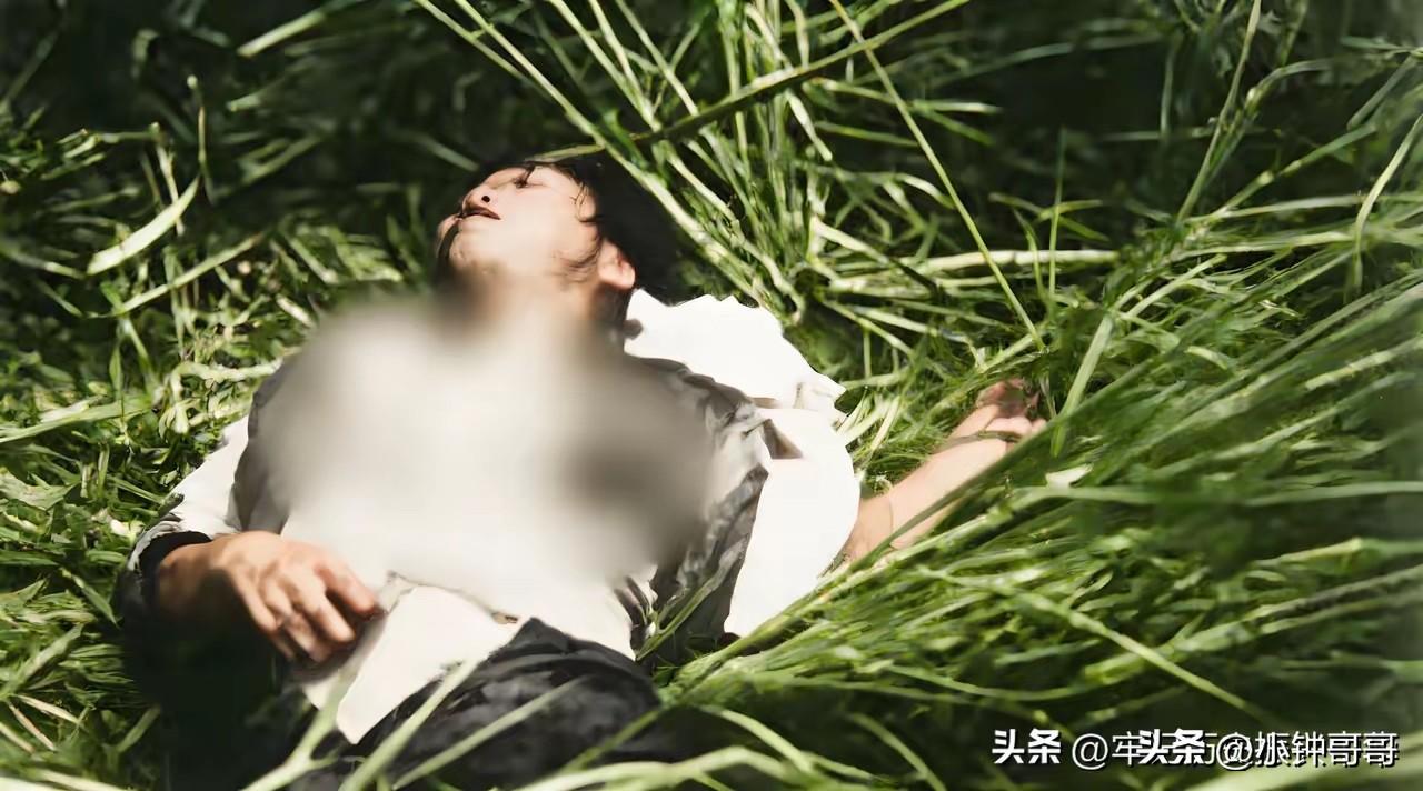 南京沦陷后的清晨，一户普通人家的门被踹开，日军闯入劫掠；父母试图阻拦，当场被刺刀