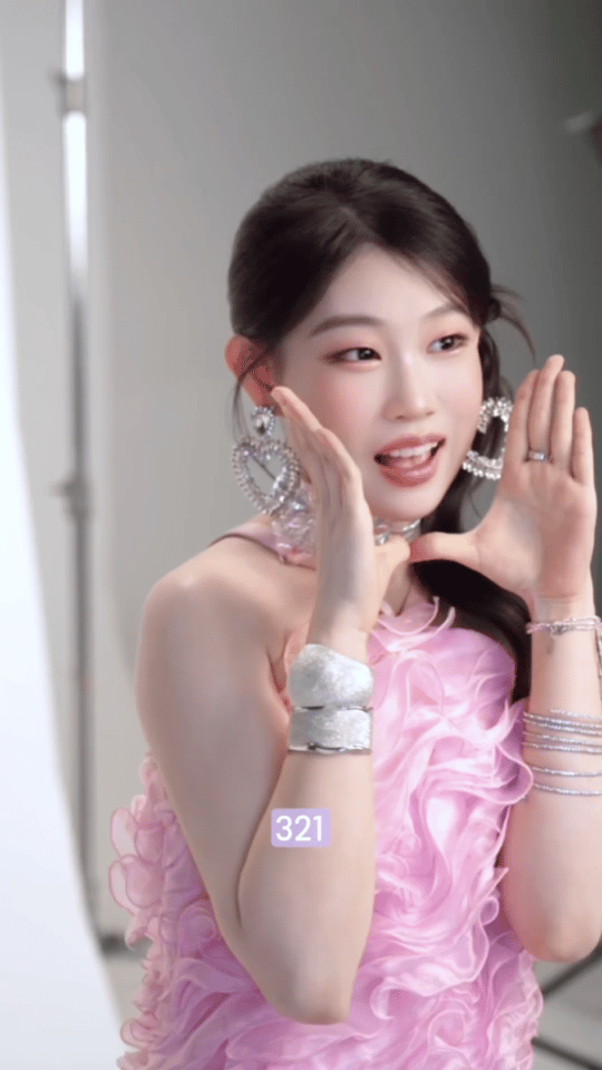 沈佳润高耳位 沈佳润居然也是高耳位！真的有种自带头包脸的效果，显得脸小头小侧颜线