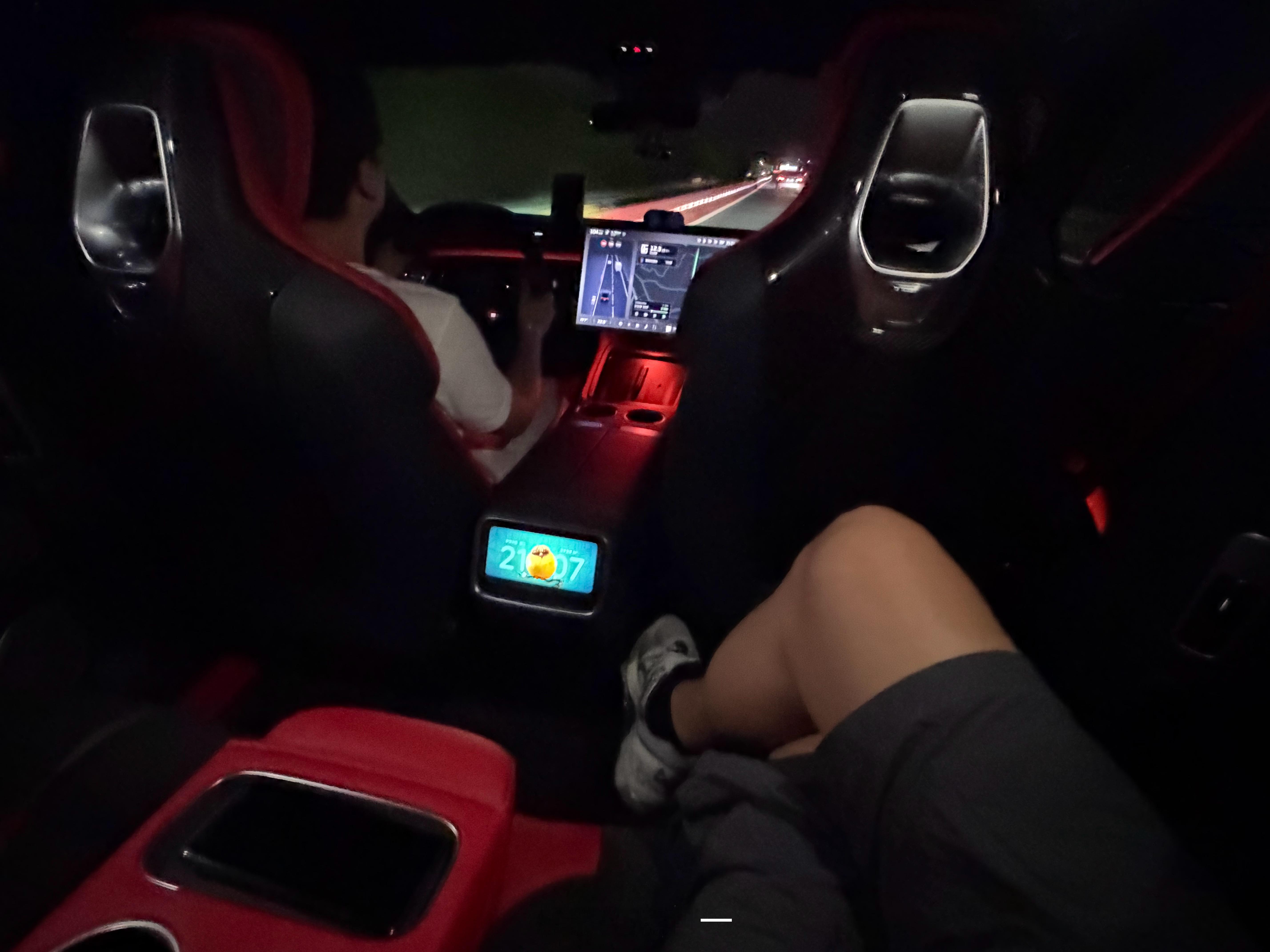 还是得有辆自己的车，即使再晚，它也能载着你回家