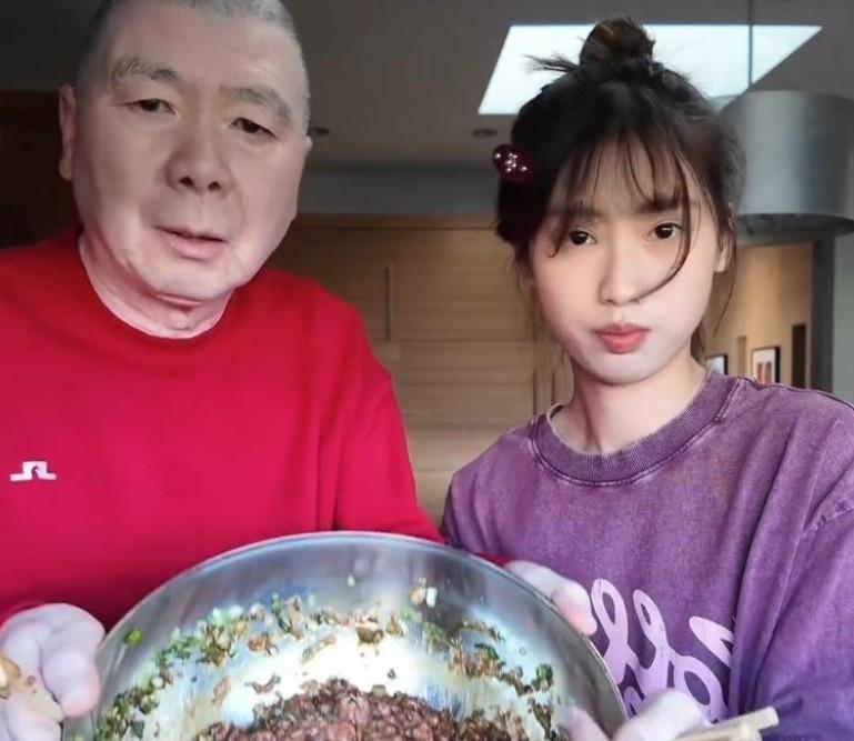 冯小刚贴脸养女，“网络负面评价不断！
 
有的人思想就是龌龊，养女就不能贴脸了，