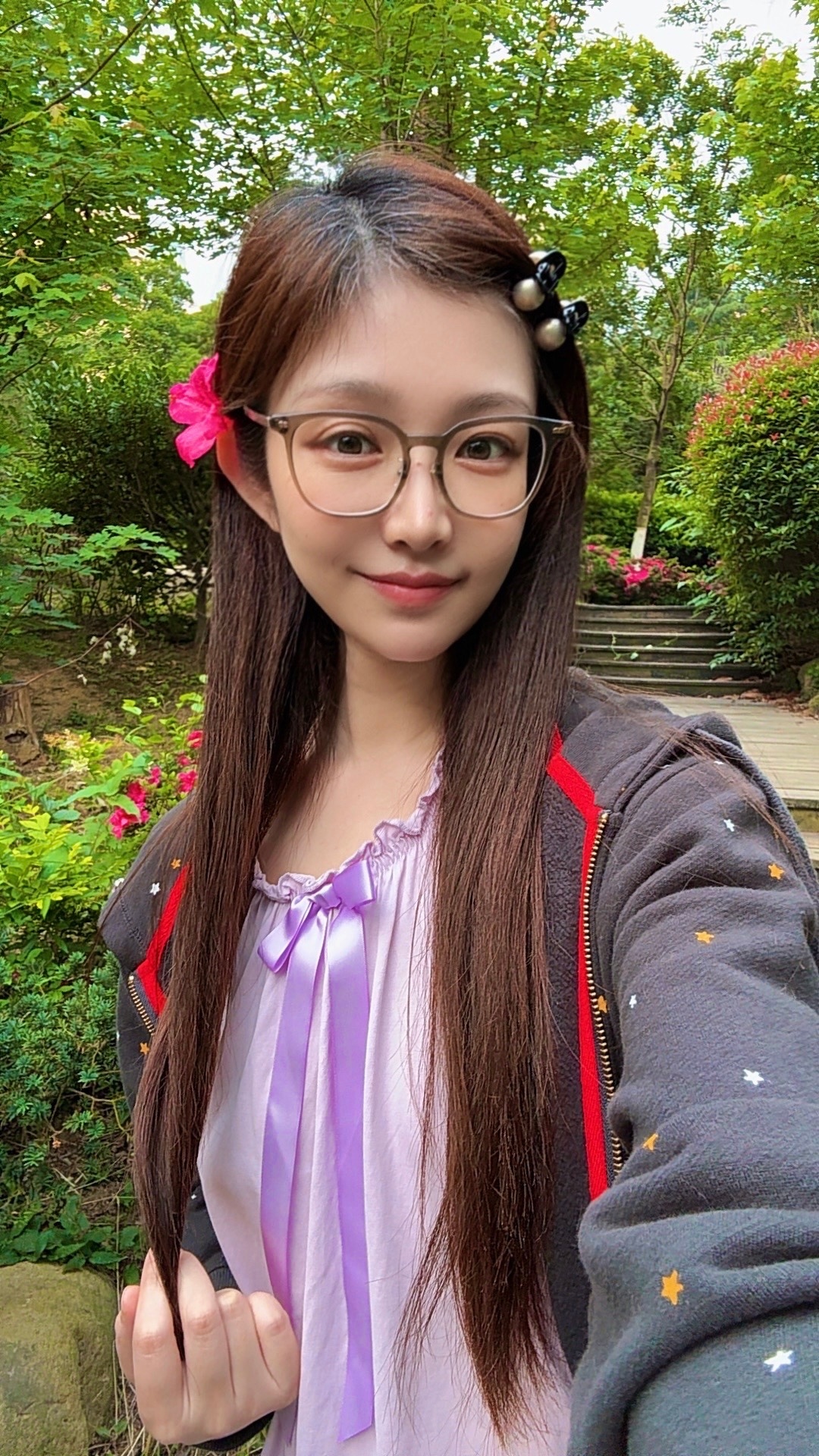 老酱已经回家了，小酱竟然没一起回来，先跟女同学约着打羽毛球，然后再跟男同学约着踢