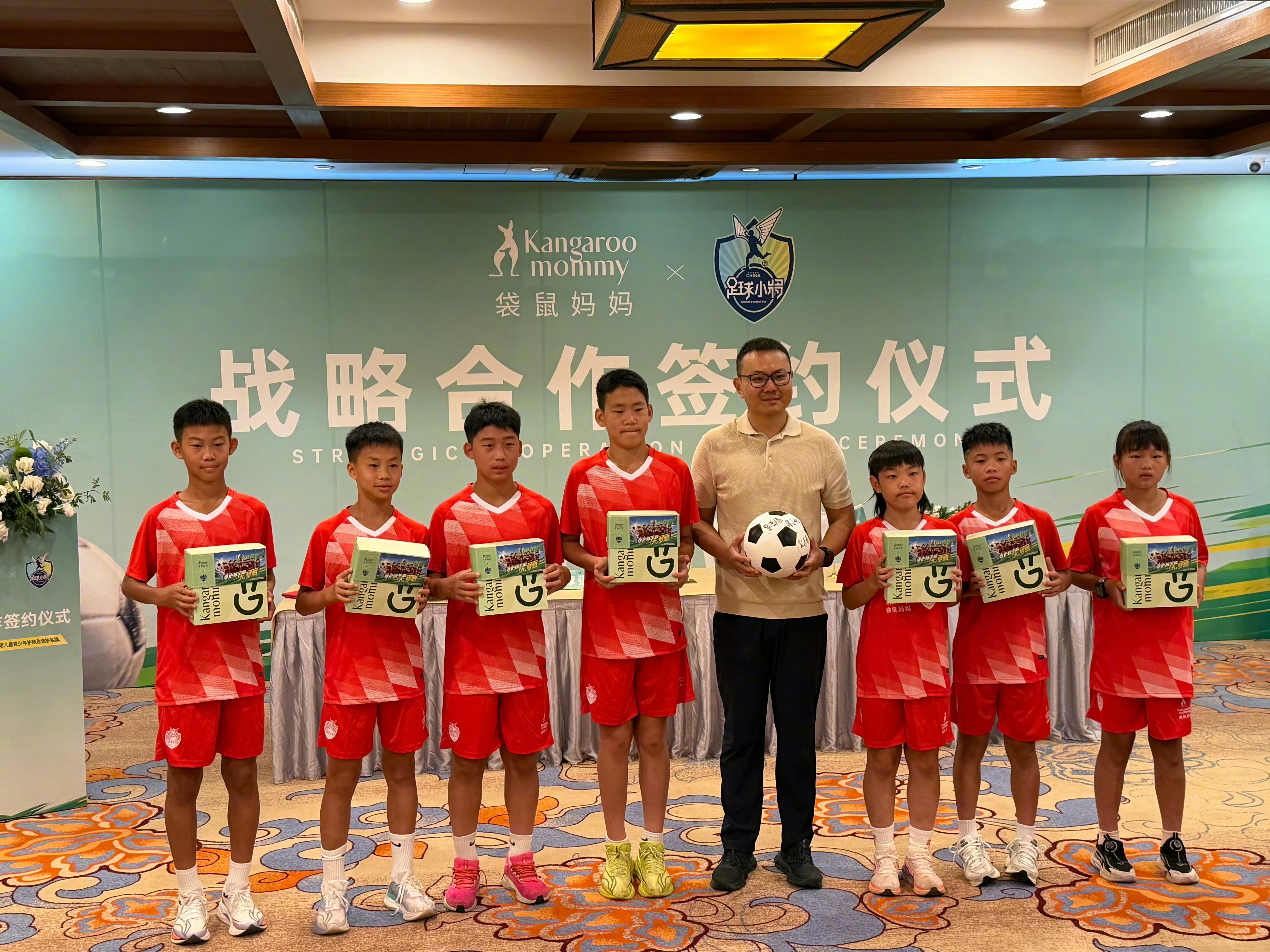 【袋鼠妈妈✖️中国足球小将】2026 年 6 月 8 日，国内母婴亲子护肤领导品