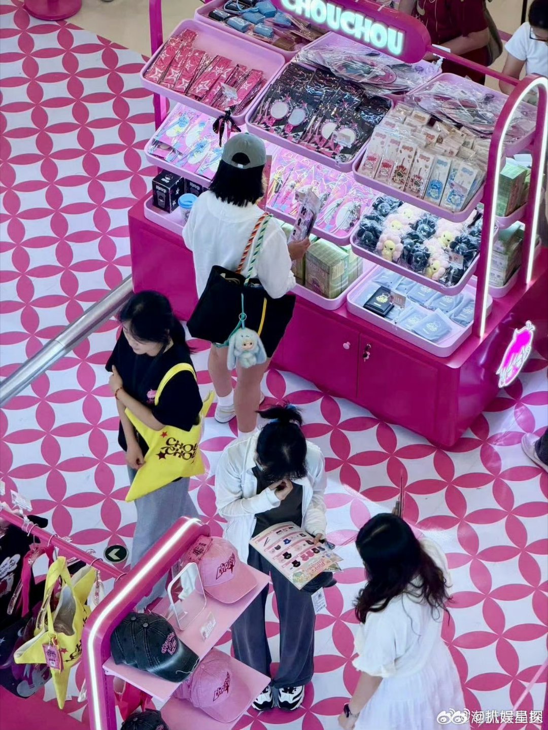 北京成了周同学痛城北京全城大屏、地标铺满周杰伦应援，到处都是奔赴鸟巢演唱会的杰迷