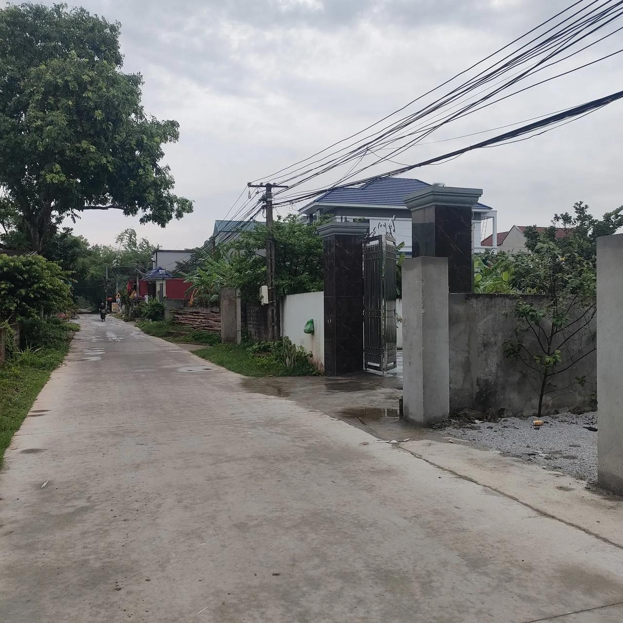 分享城市新鲜事这是我们工厂附近的村子，越南清化省河中县和平乡的一个村子，随手拍了