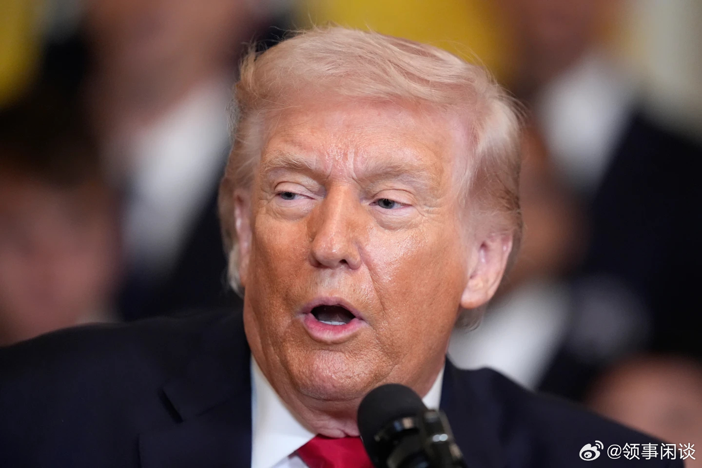 （美联社）——美国司法部周四公布了更多涉及杰弗里·爱泼斯坦的档案文件，其中包含一