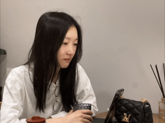 其实我感觉能真正敢素颜的女明星为数不多，有的话那就是一股清流了。

周冬雨除了胸
