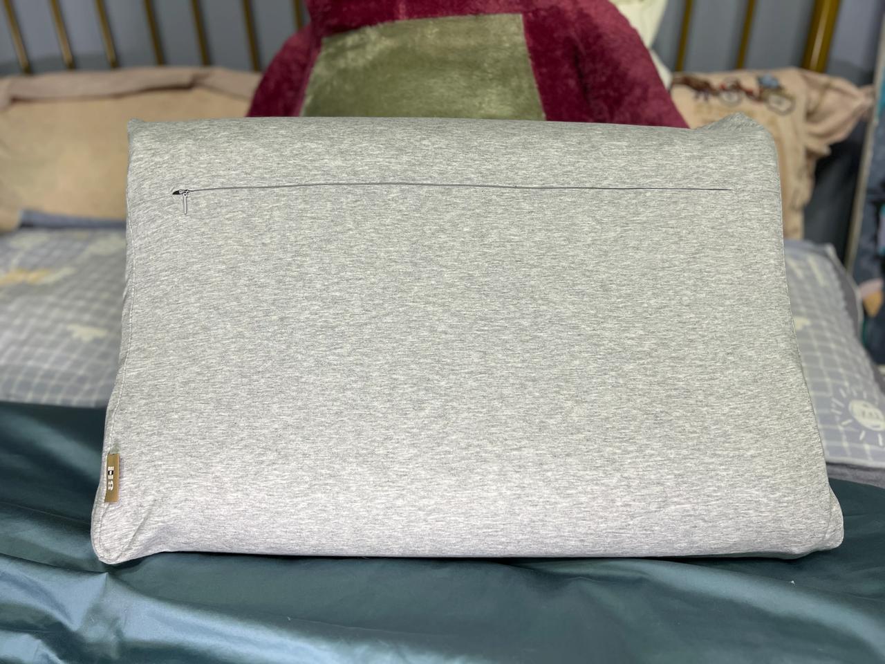 买了8H家的黑金刚双面床垫后
​​
顺手买了两个天然乳胶枕

没想到我还没享受，