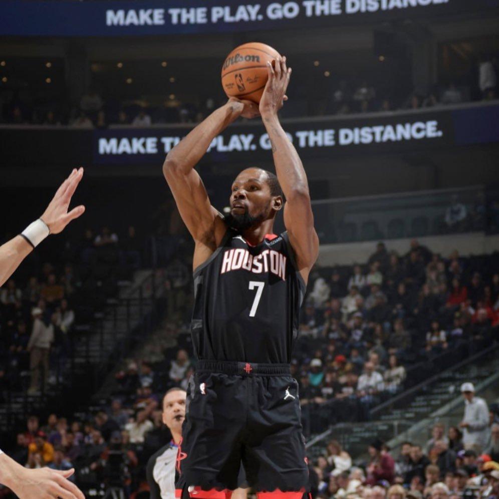 杜兰特：“基扬特-乔治和劳里-马尔卡宁一直表现非常不错，打出了全明星的水准，所以