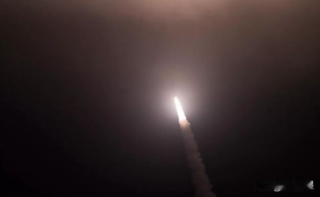 东风浩荡，雷霆万钧。作为中国战略威慑的核心力量，火箭军导弹精兵方阵正以雷霆之势加