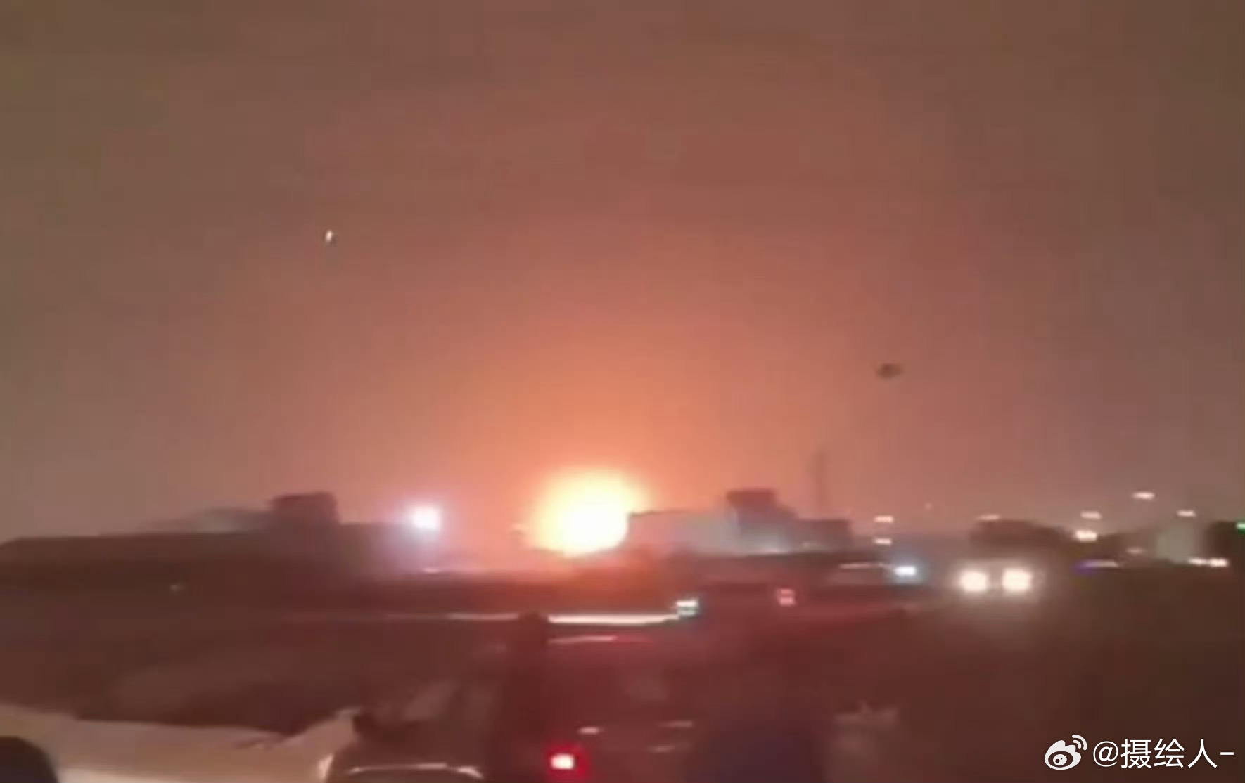 伊朗打击沙特炼油厂接连爆炸这油价不又要飙升了啊，到最后不还是我们来买单嘛