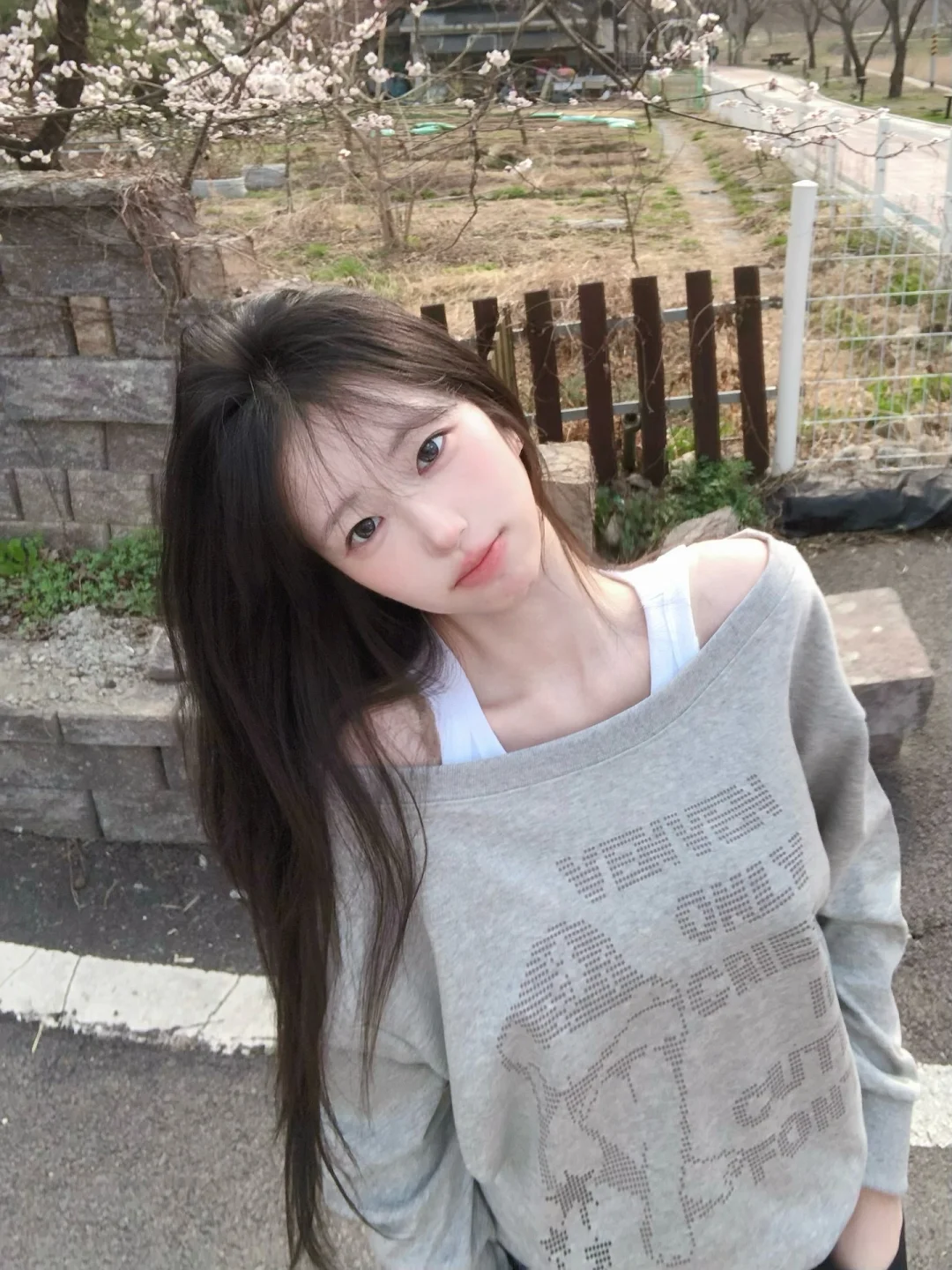 ins博主｜露肩卫衣好韩～