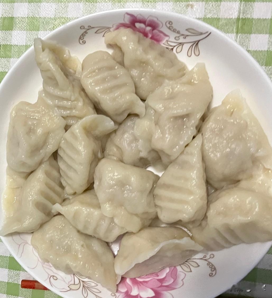 今天是大寒节气，我看网上说要吃饺子🥟！

正好轮班我看着老妈，我就给老妈包饺子