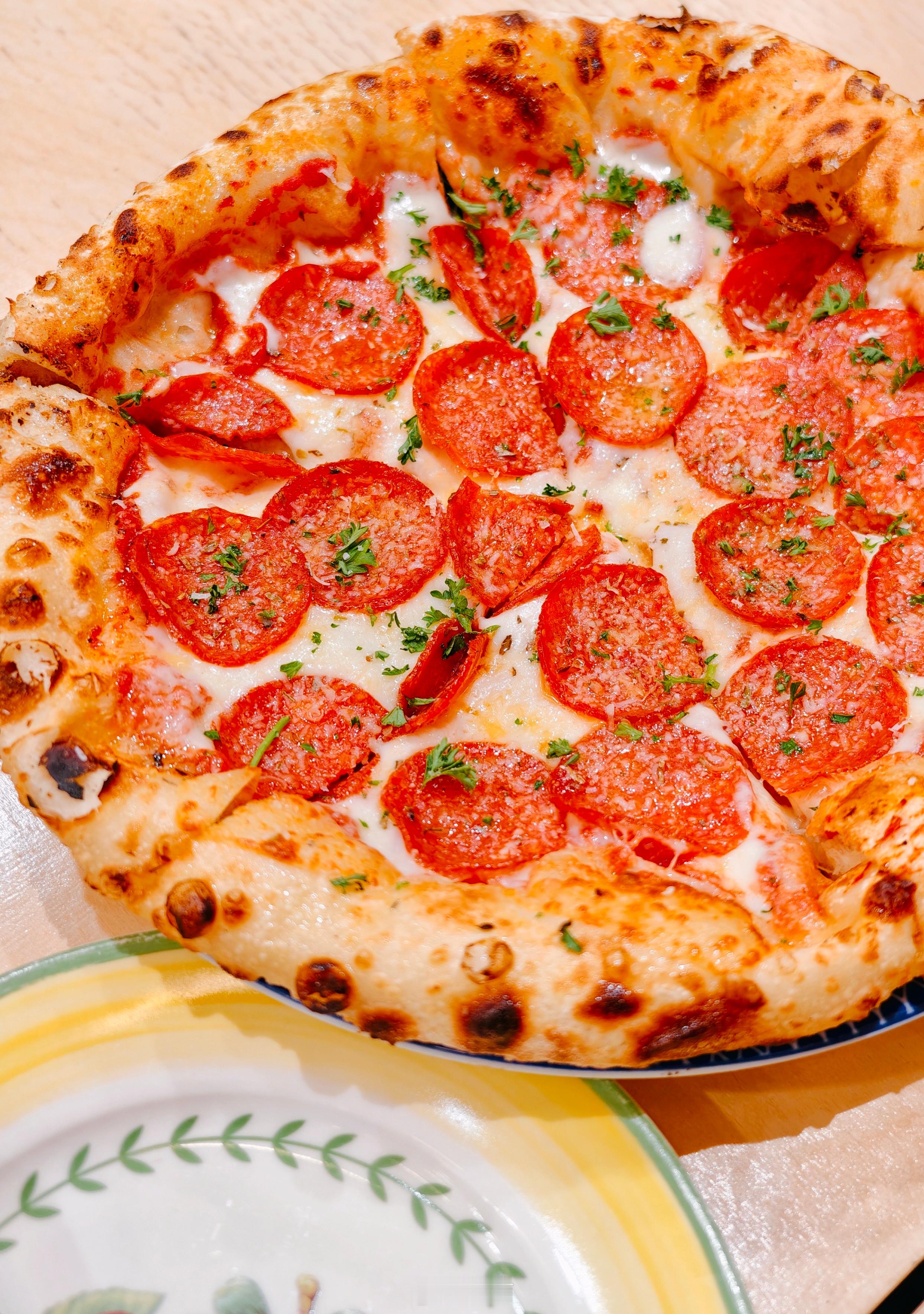 吃到了全北京最好吃的那不勒斯披萨会吃的一看饼边的蓬松度就知道，饼底面团做的太棒了