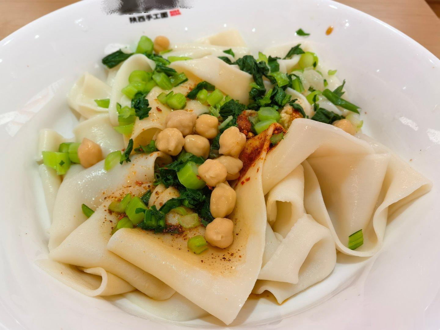 。。。我活了这么多年第一次在陕西面馆里看见放鹰嘴豆的。。。 