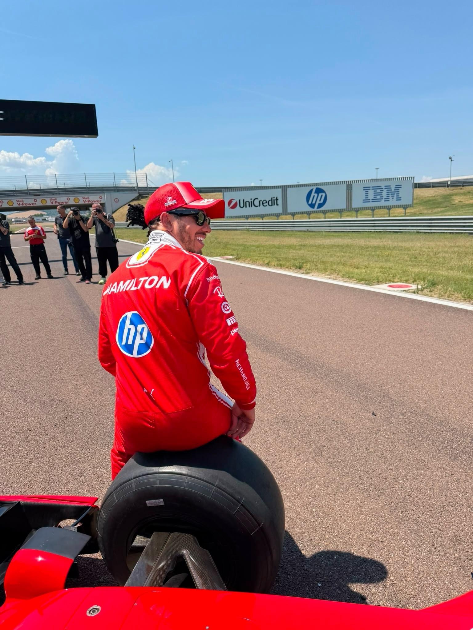 F1 汉密尔顿在马拉内罗赛道驾驶一辆三人坐的方程式赛车 