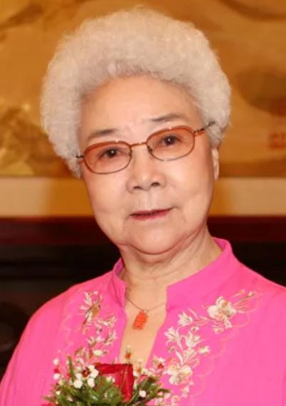 丈夫肝癌、小儿子肺癌、两个儿媳乳腺癌、一个儿媳车祸去世。98岁的田华，硬挺着送走