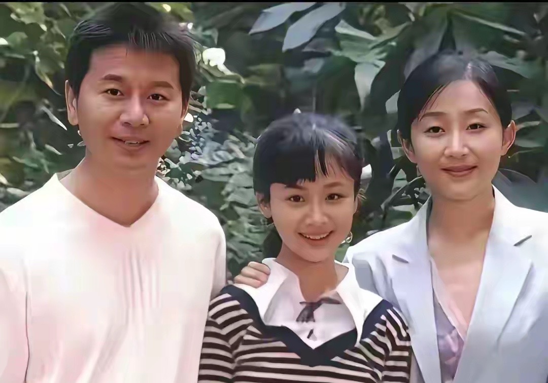 与老戏骨吴若甫、陈瑾一起合影的小美女不简单，大家都认识她吗？ 