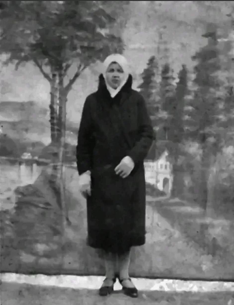 1937年，张宗伟被日军抓走，他的俄国妻子就在人群中，正要冲过来救他，张宗伟连忙