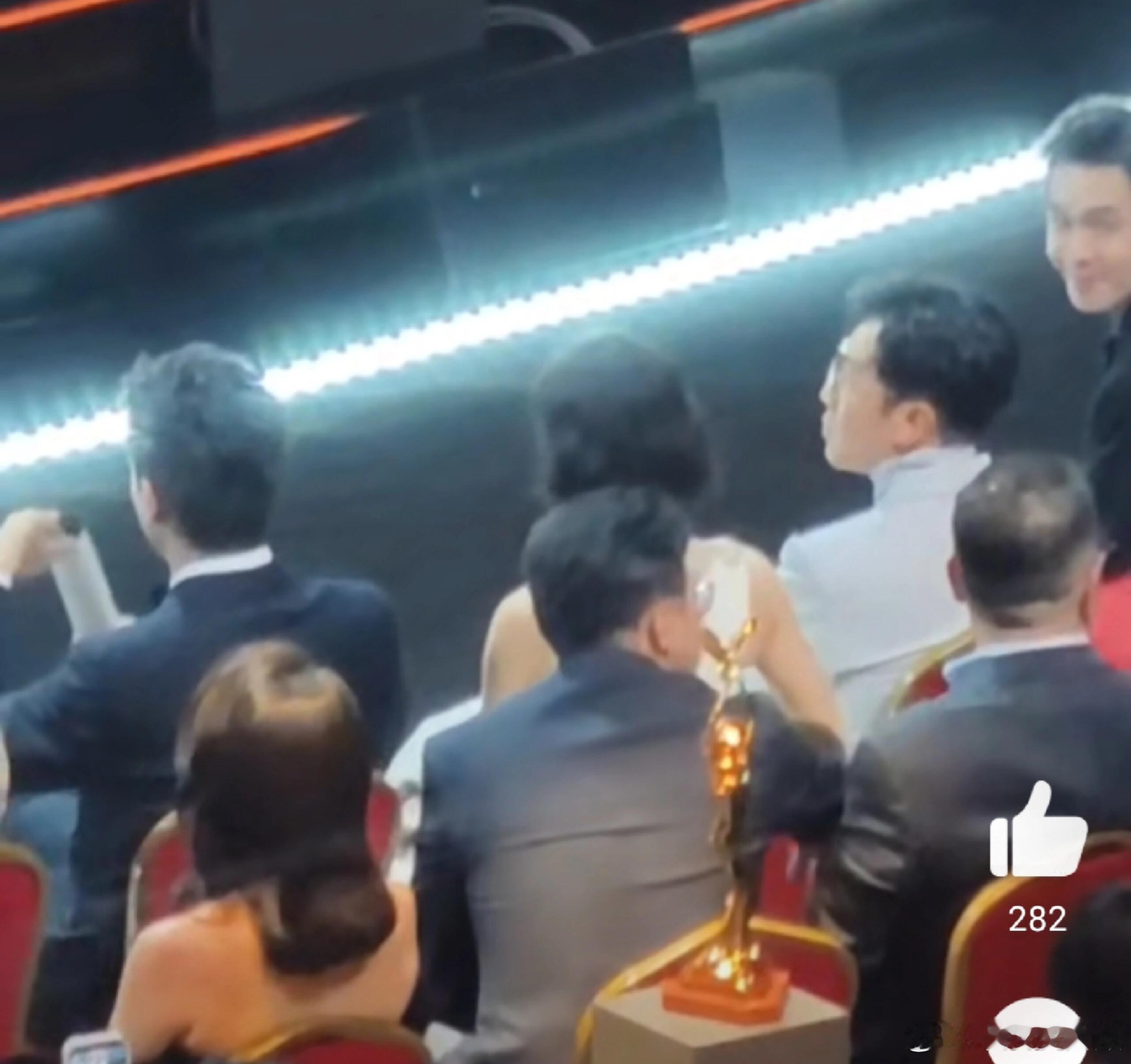 #赵丽颖二封金鹰视后#丽颖都忙不过来了啊～现哥都帮忙收海报了！两个优秀的年轻演员
