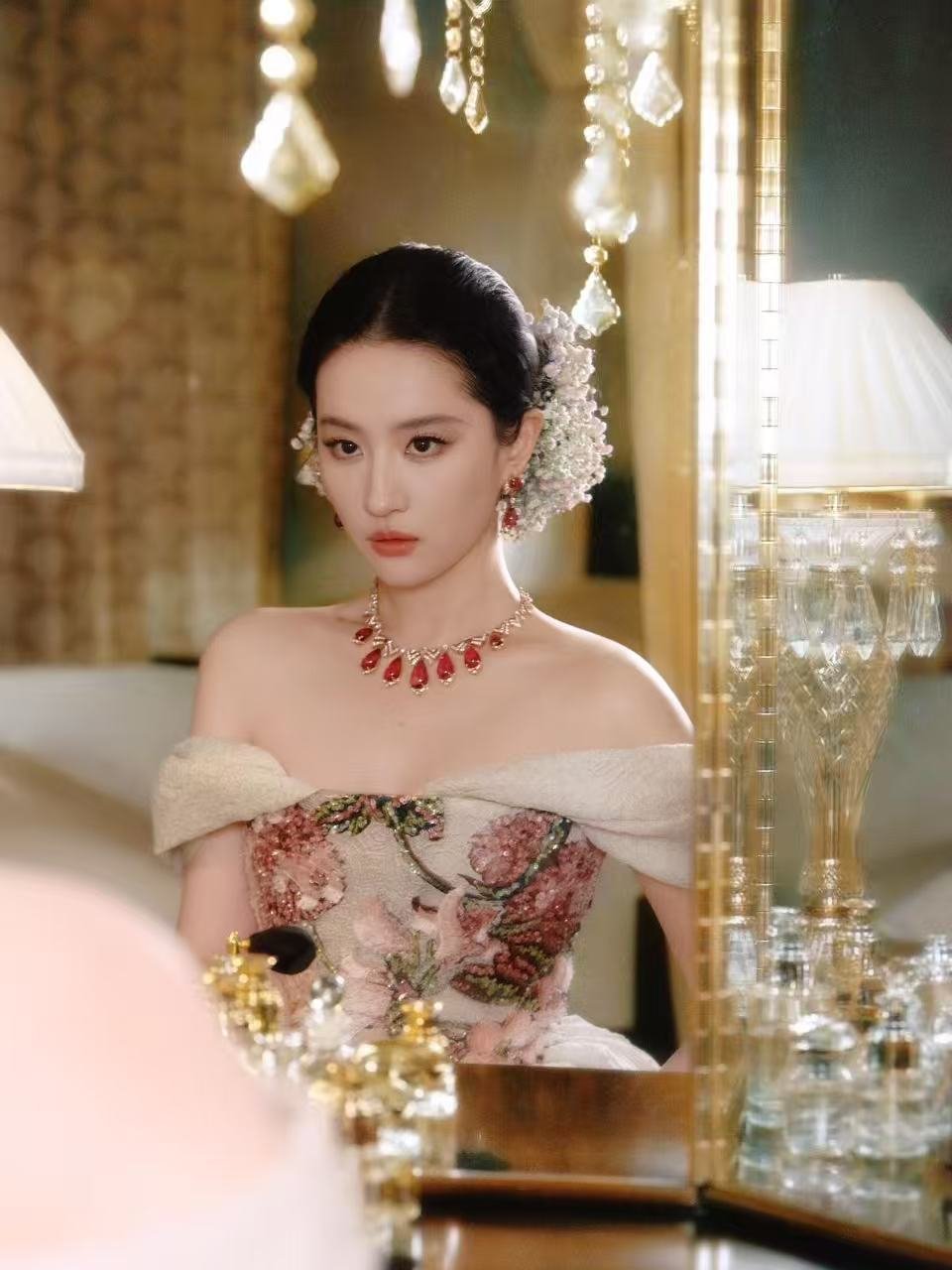 刘亦菲红毯从不失手 刘亦菲的红毯封神名场面太多了。VOGUE、戛纳、每一次都有人