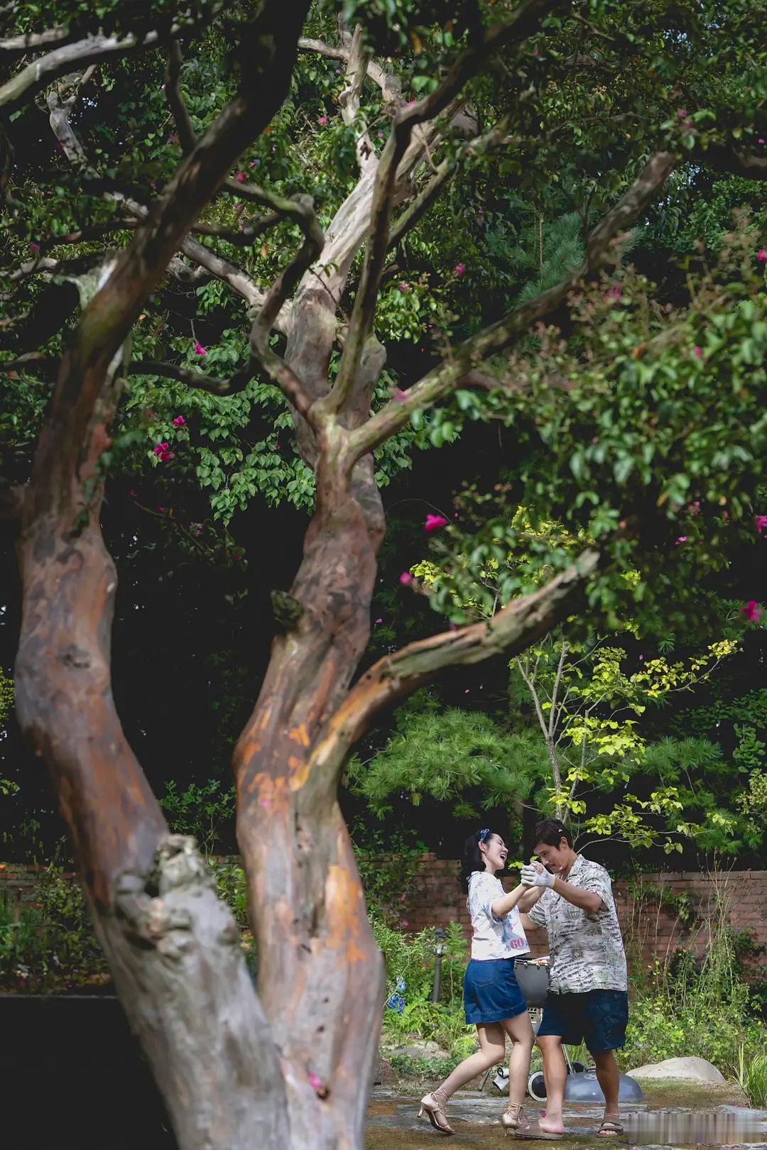 朴赞郁惊悚喜剧《无可奈何》发布首张剧照。影帝李秉宪、影后孙艺珍主演，预计今年上映