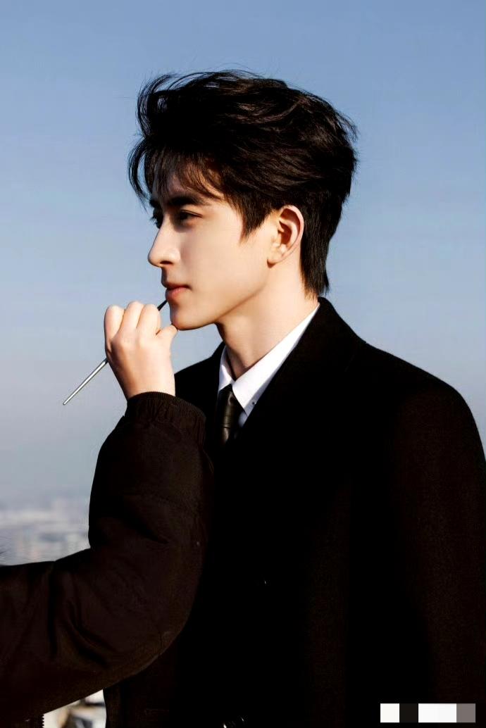 敖瑞鹏这张脸，就是为霸总赛道量身定做的！
 
谁懂啊！敖瑞鹏的这组写真直接把“小