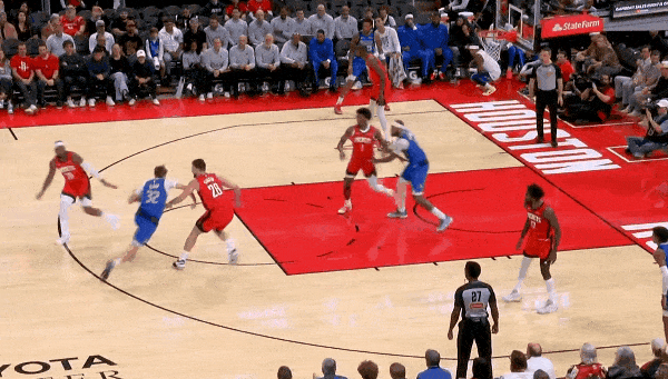 状元之威！弗拉格过申京太轻松了！
在今天NBA常规赛独行侠对阵火箭的第一节比赛中